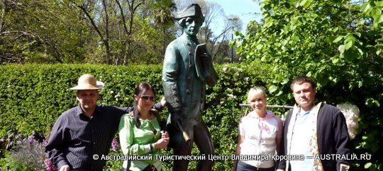Тур в Австралию - туристы на фоне Джеймса Кука в садах Фитцроя